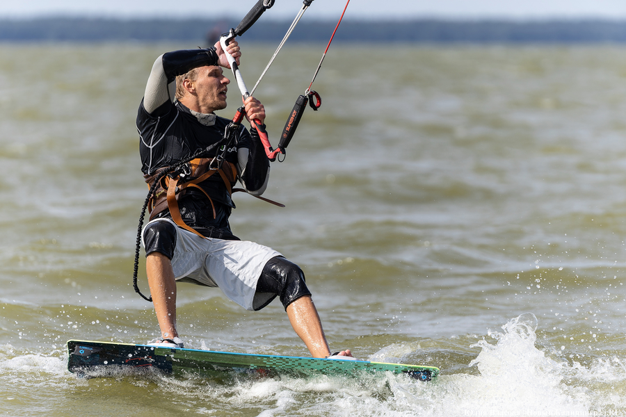 По воде против ветра: на Куршском заливе соревновались под кайтом и с крылом (фото)
