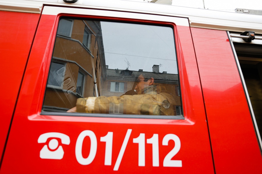 В Калининграде пожарные эвакуировали людей из-за горевших электрощита и проводки