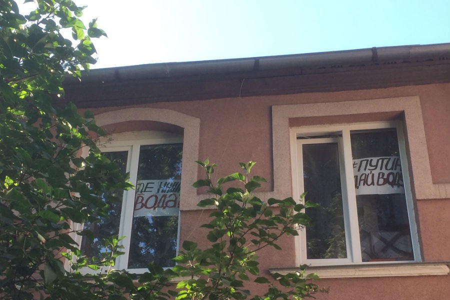 Жители Зеленоградска вывесили плакаты «Путин, дай воды» (фото)