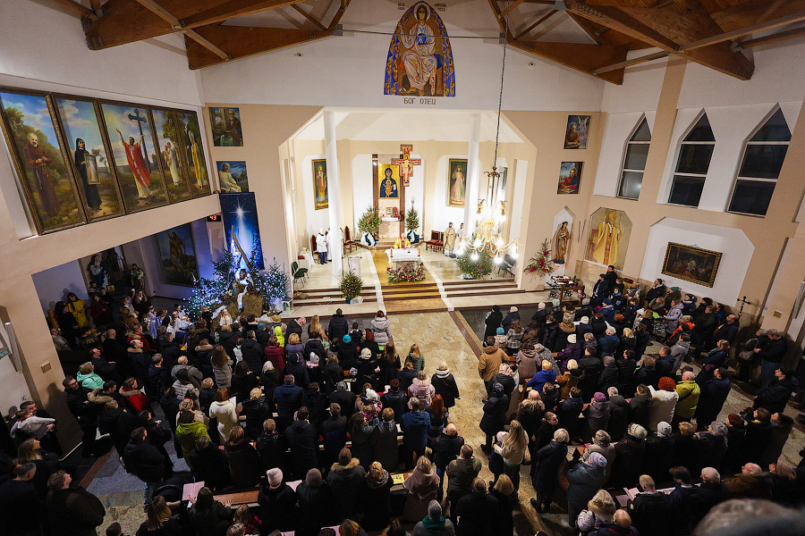 «Тихий крошечный Христос»: калининградские католики встретили Рождество (фото)