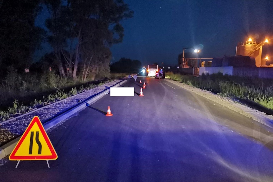 «Ауди» переехал лежавшую на дороге женщину, она погибла (видео)