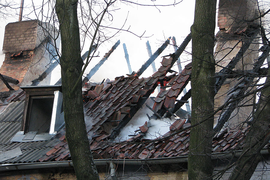 В Калининграде при пожаре в жилом доме погиб человек (фото)
