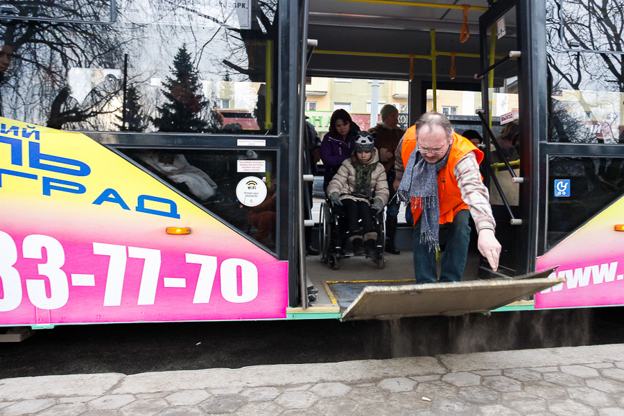 «Так и живем!»: как повернуть водителей троллейбусов Калининграда лицом к инвалидам