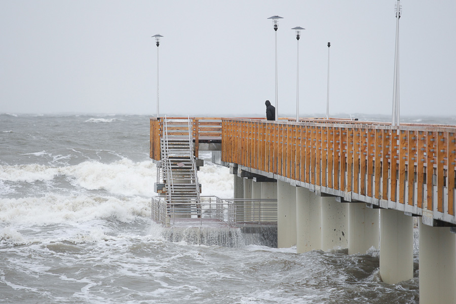 Добить «Ксавьером»: променад в Зеленоградске оказался не готов к зимним штормам