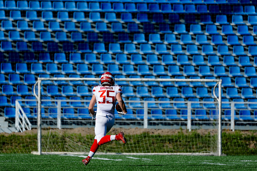 Пролёт «Ястребов»: как в Калининграде сыграли в американский футбол (фото)