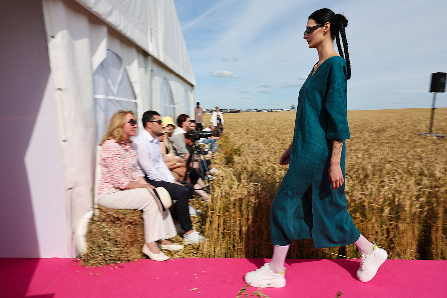 Один в поле — дизайнер: на Дне поля прошёл модный показ в колосьях (фото)