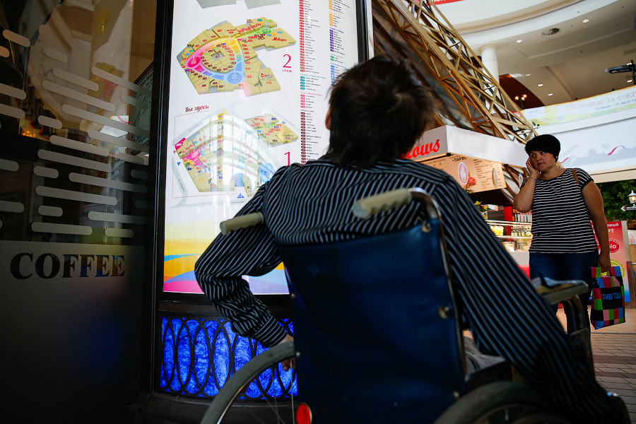 «Почти доступно»: как инвалиды и экспертная комиссия посетили  ТРЦ «Европа»