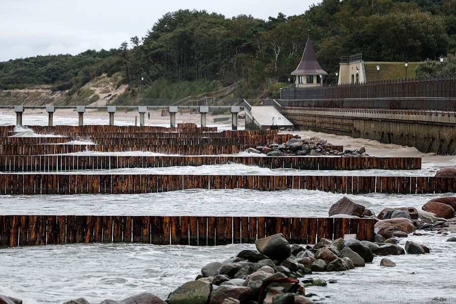 Время собирать камни: как восстанавливают берег у резиденции в Пионерском (фото)
