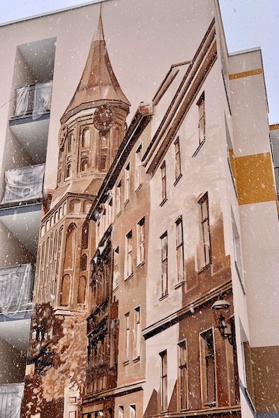 Фасад дома в Калининграде украсили портретом Канта и видами Кенигсберга (фото)