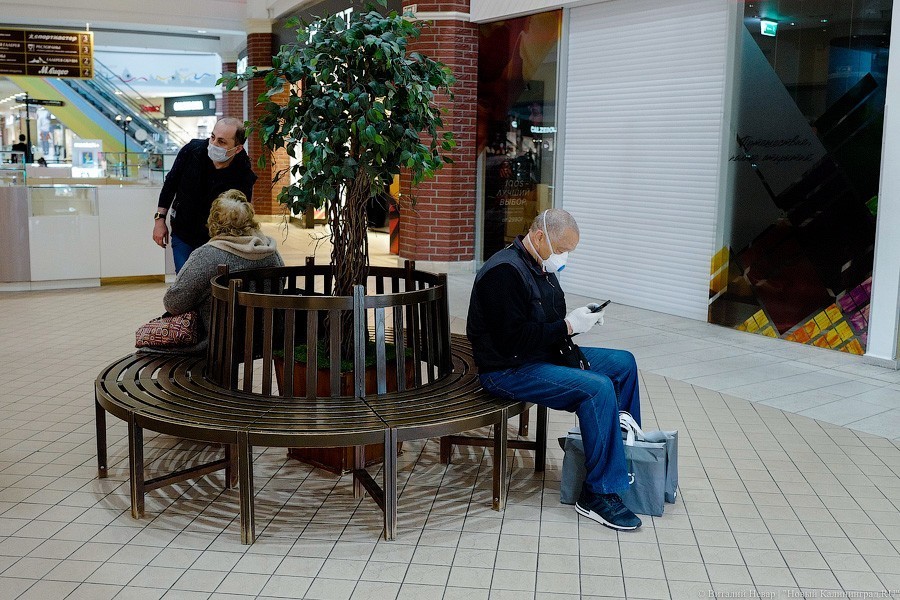 В масках и на дистанции: в Калининграде открылись торговые центры и парикмахерские