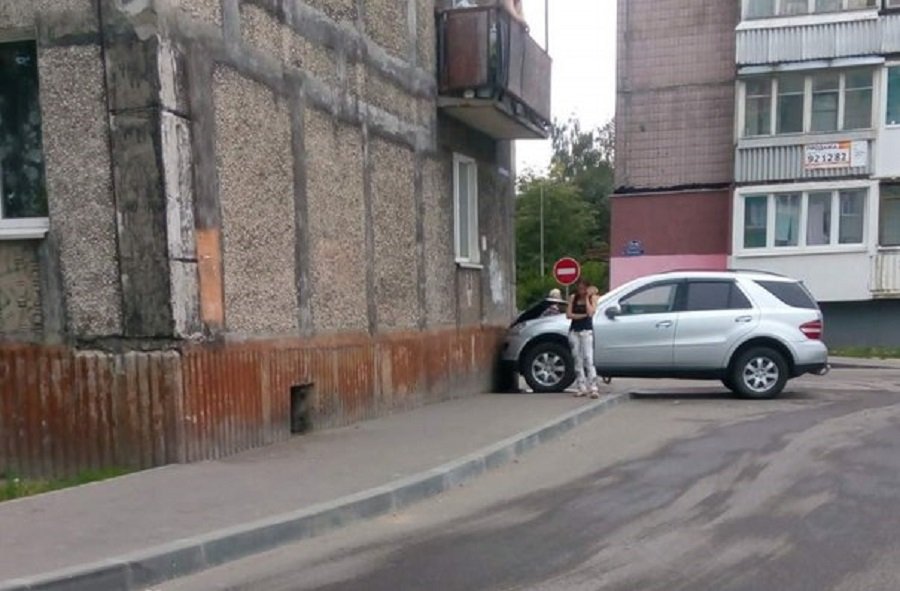 В Калининграде внедорожник въехал в стену жилого дома (фото)