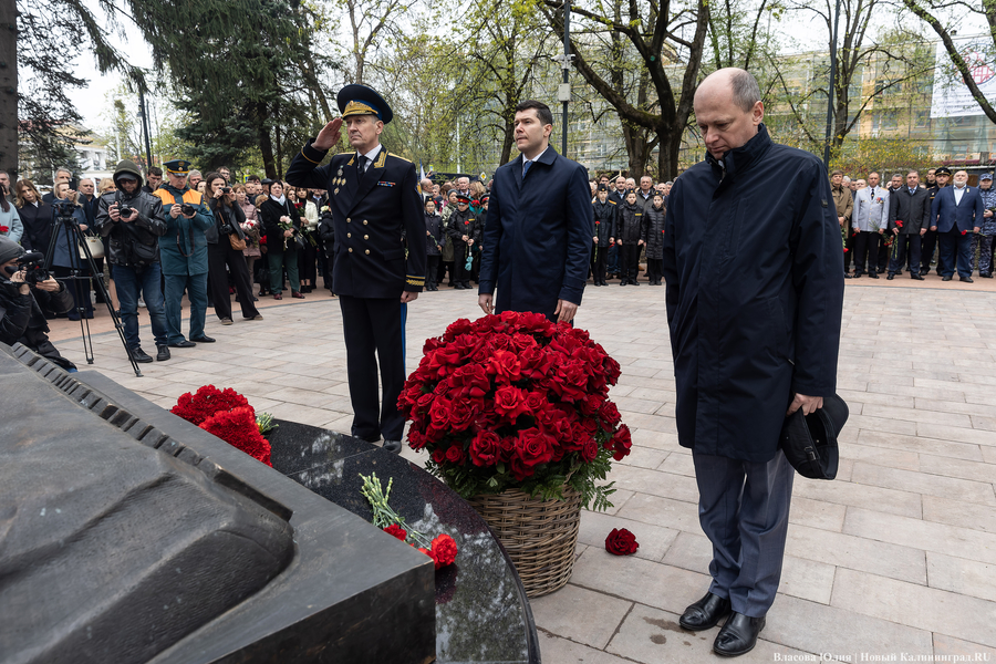 У здания областного правительства открыли памятник ФСБ (фото)