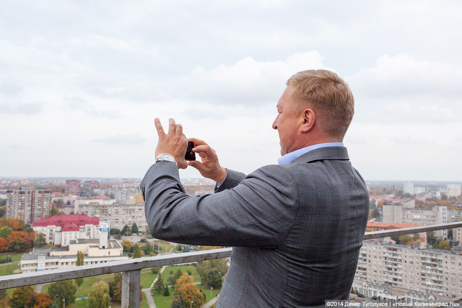 Взгляд с 22 этажа: губернатор и мэр забрались на крышу Дома Советов