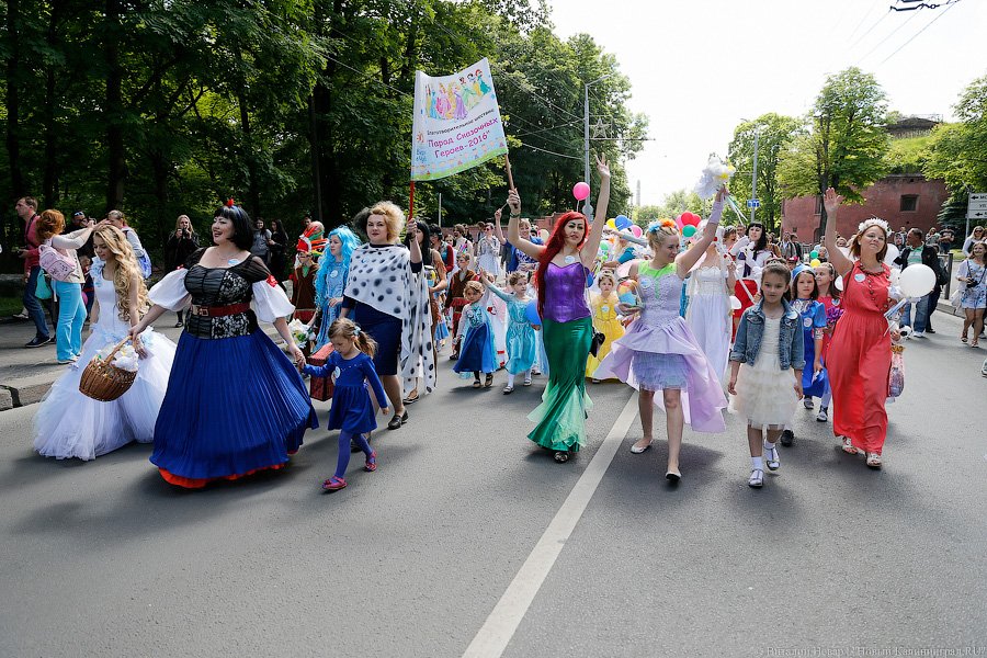 Принцессы, марш!: В Калининграде прошёл парад сказочных героев