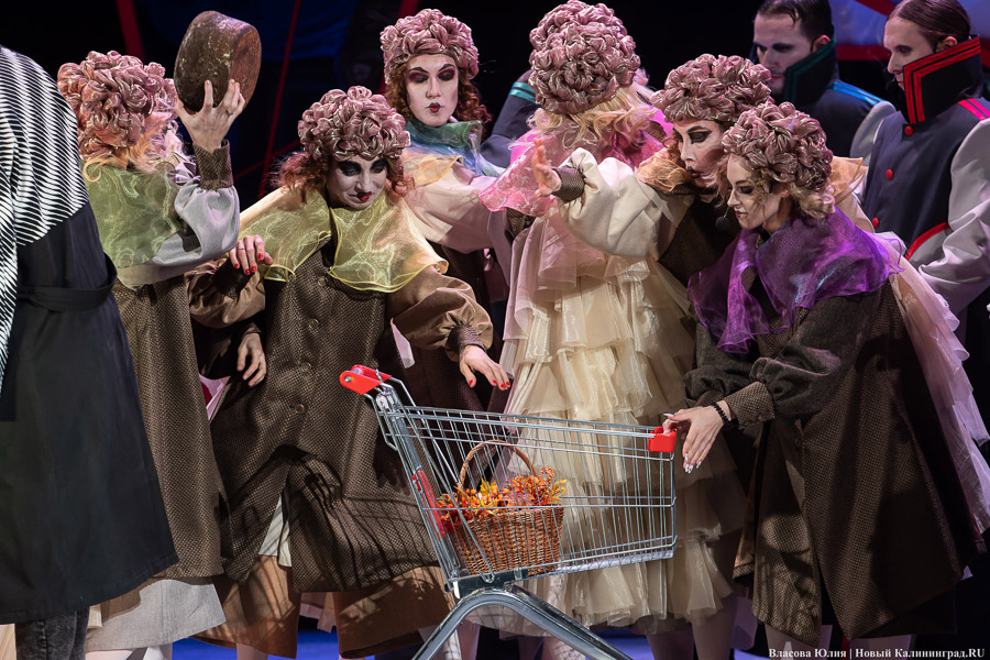 С интонациями The Beatles: в Музыкальном театре показали «Гоголюцинации Чичикова» (фото)