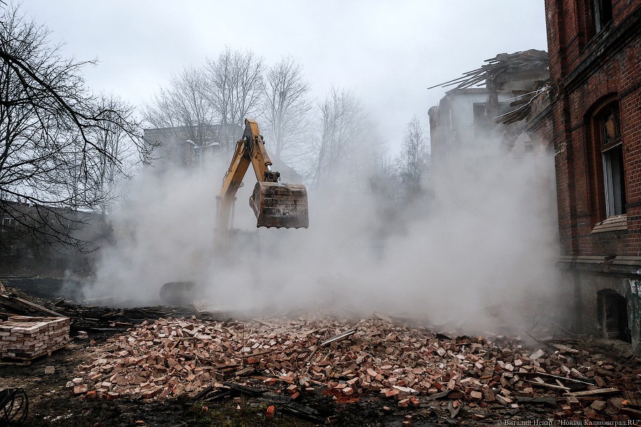 Экскаватором по Гёте: как сносят довоенное здание на Томской (фото, видео)