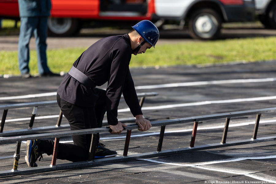 Боевое развертывание: в Калининграде провели соревнования спасателей (фото) 
