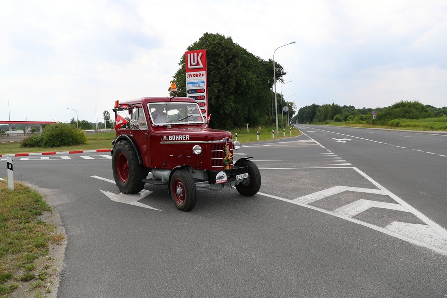 Zwei vodka!: интервью болельщиков, приехавших из Швейцарии на тракторе