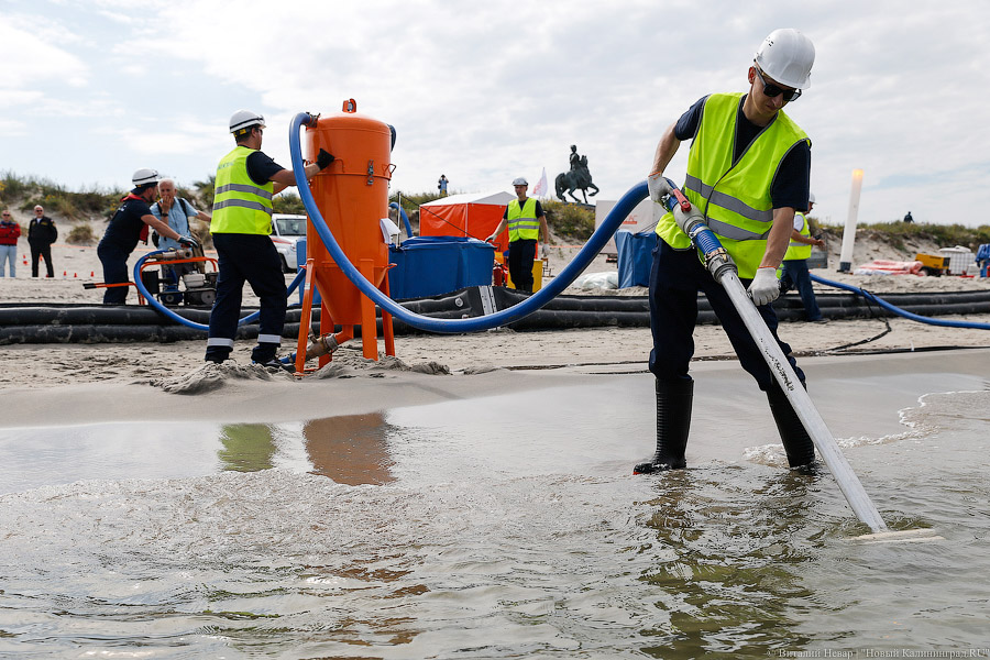 9 августа: участники Balex Delta 2017 устраняют разлив нефти на Балтике
