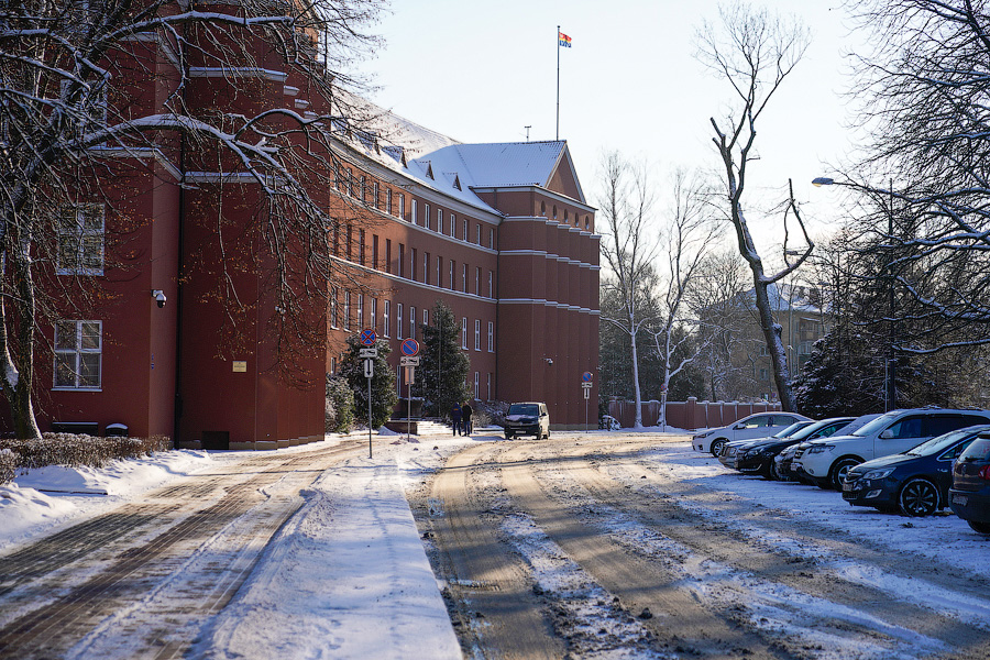 «Насладиться» зимой: во что превратились дороги в Калининграде после снегопада (фото)