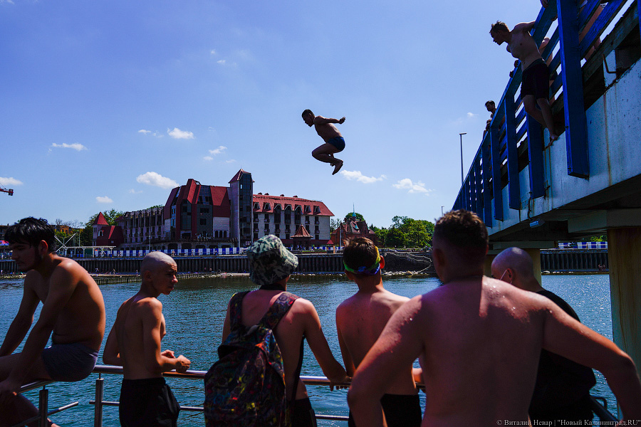 Тесные контакты: пляжи области в жаркие выходные были забиты туристами (фото)