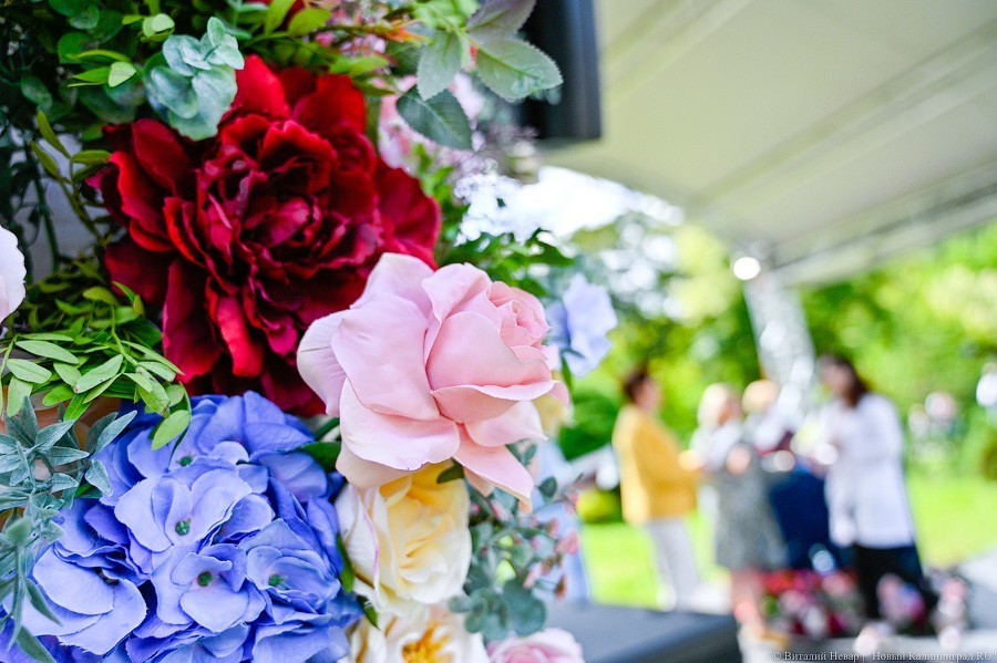 Как проходит вручение дипломов выпускникам БФУ в Ботаническом саду (фото)