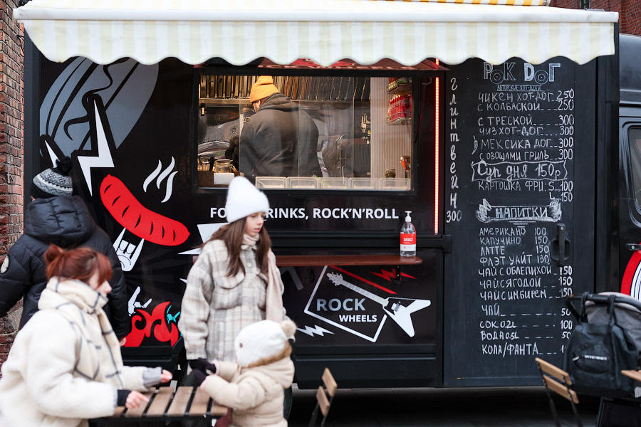 И всё-таки она светится: на территории пивоварни «Понарт» открылась новогодняя ярмарка (фото)