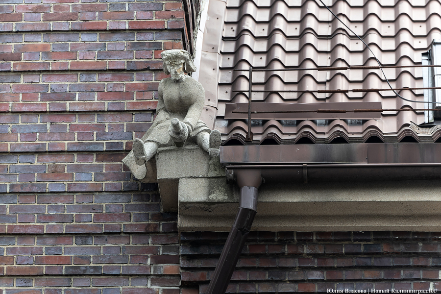 Ведьма на бывшем доме компании «Карл Петерайт АГ» словно сторожит дорогу, которая ведет в исторический район Розенау 