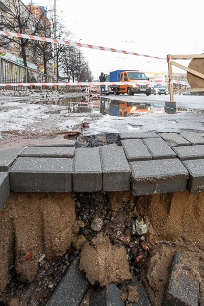 Дорога и пустота: на Ленпроспекте асфальт не выдержал нагрузки (фото)