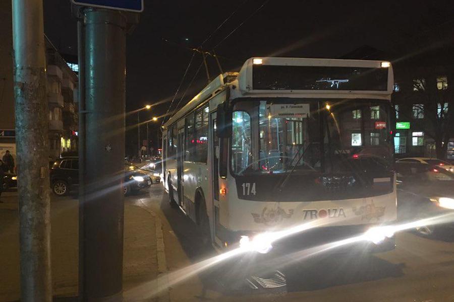 Движение по Советскому проспекту затруднено из-за аварии с троллейбусом (фото)