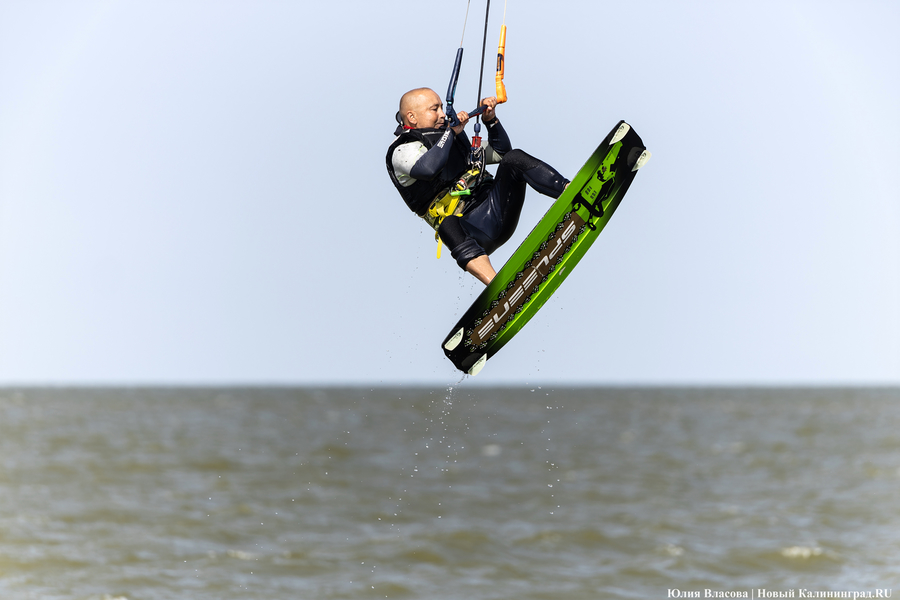 По воде против ветра: на Куршском заливе соревновались под кайтом и с крылом (фото)