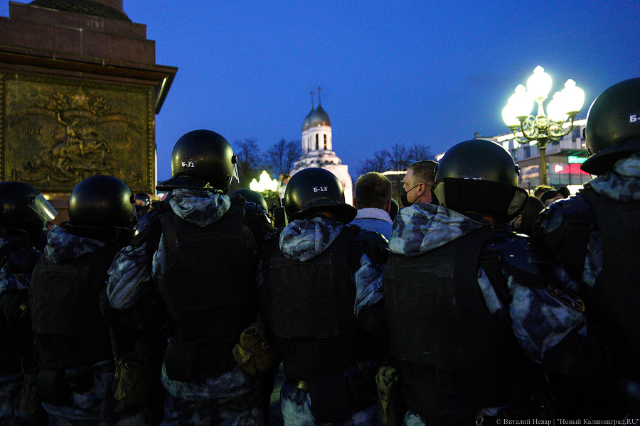 «Свободу политзаключенным»: как прошла акция сторонников Навального в Калининграде (фото)