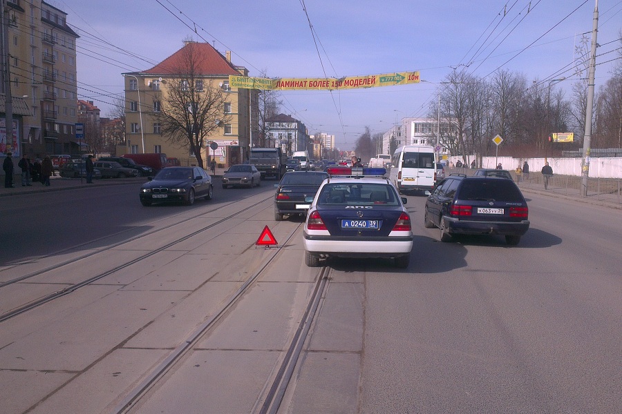 В Калининграде у магазина «Речник» автомобиль сбил женщину (+фото)