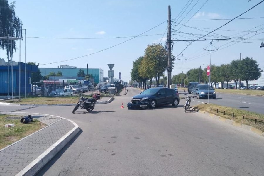 В Калининграде мопедист-нарушитель спровоцировал ДТП, в котором сам пострадал