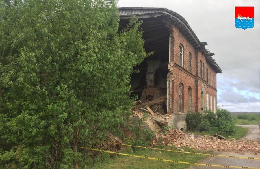 Возле Балтийска обрушилась часть 3-этажного здания, собственника ищут за границей (фото)