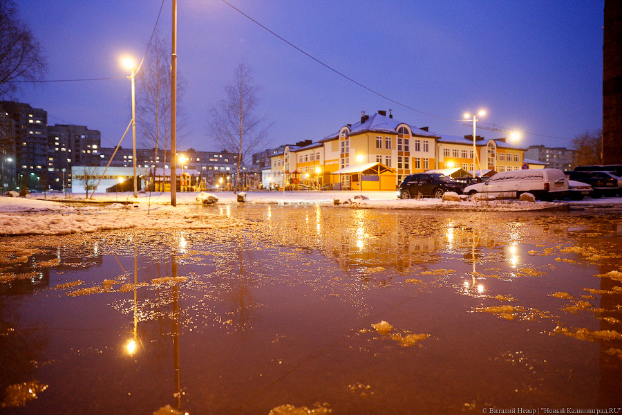 Ледовый остров: под второй эстакадой прорвало трубопровод (фото)