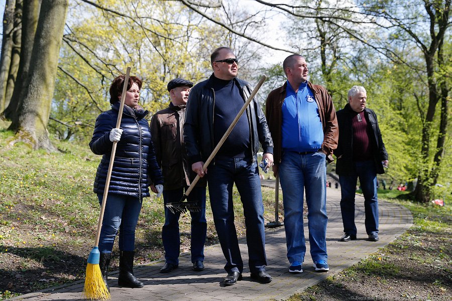 С метлой в руках: в парке Победы прошёл общегородской субботник