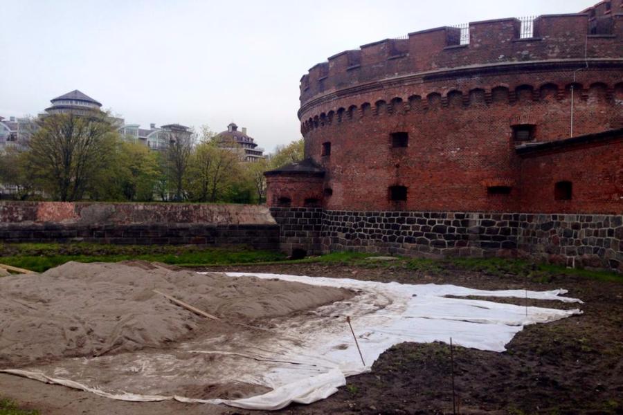 Возле Музея янтаря начали обустраивать площадку для установки торговых палаток