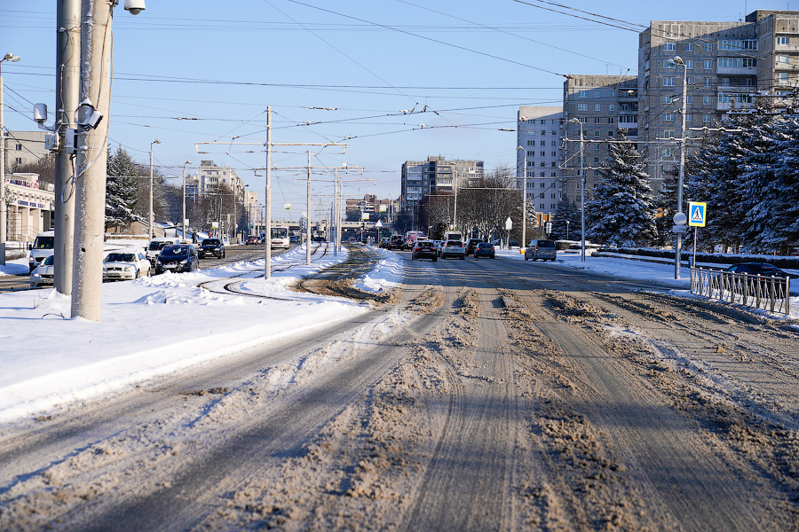 «Насладиться» зимой: во что превратились дороги в Калининграде после снегопада (фото)