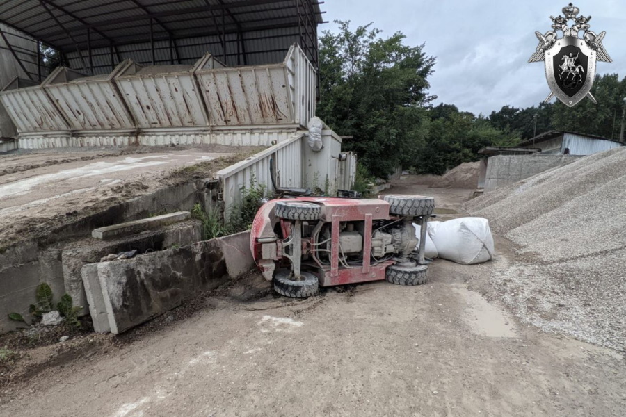 В Калининграде рабочего придавило погрузчиком-манипулятором (фото)