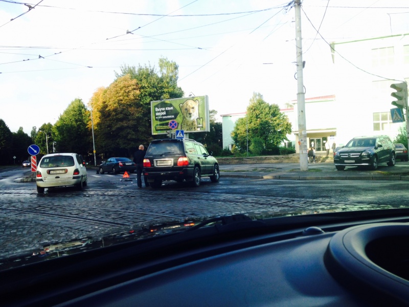 На перекрестке у Литовского консульства столкнулись джип и легковушка (фото)