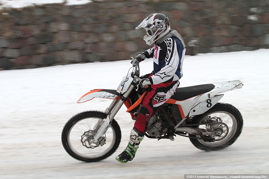 «Пингвиньи гонки»: фоторепортаж с зимнего мотокросса