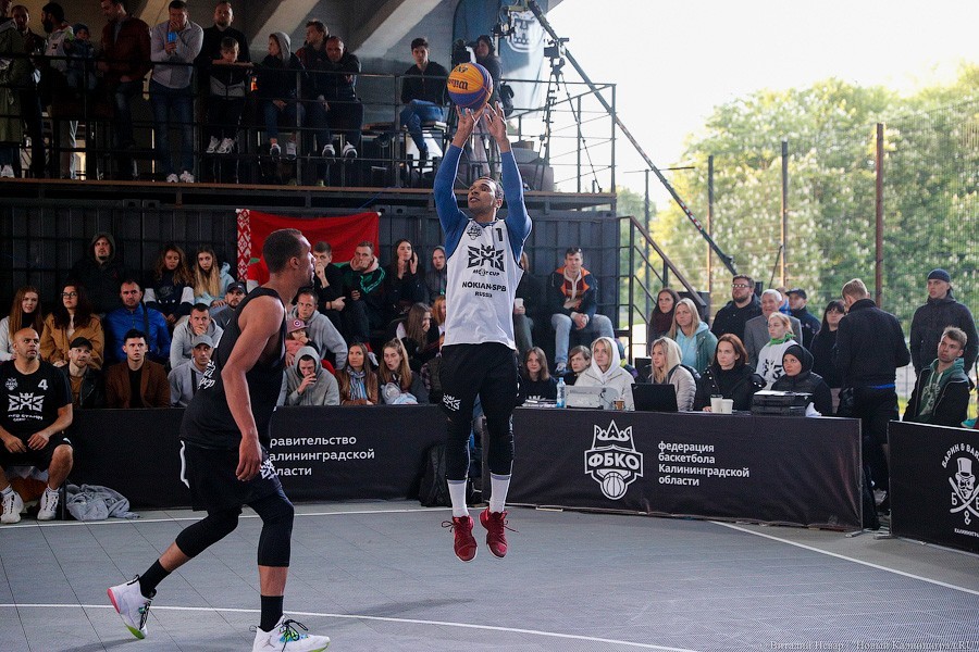 Слэмданк под мостом: в Калининграде прошел статусный турнир по стритболу (фото)
