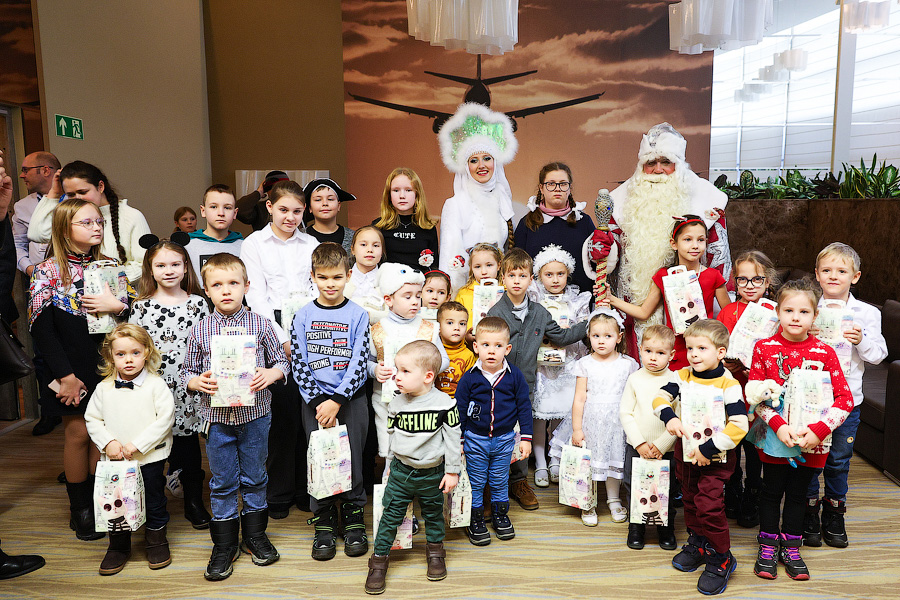 На импортозамещенных крыльях: в Калининград прилетели Дед Мороз и Снегурочка (фото)