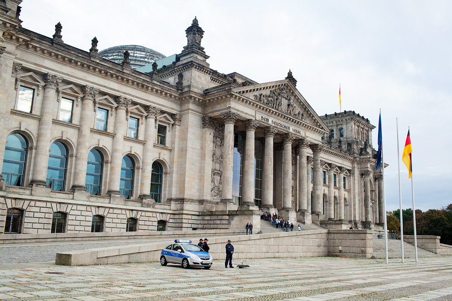 Франция и Германия вводят общенациональный карантин из-за COVID