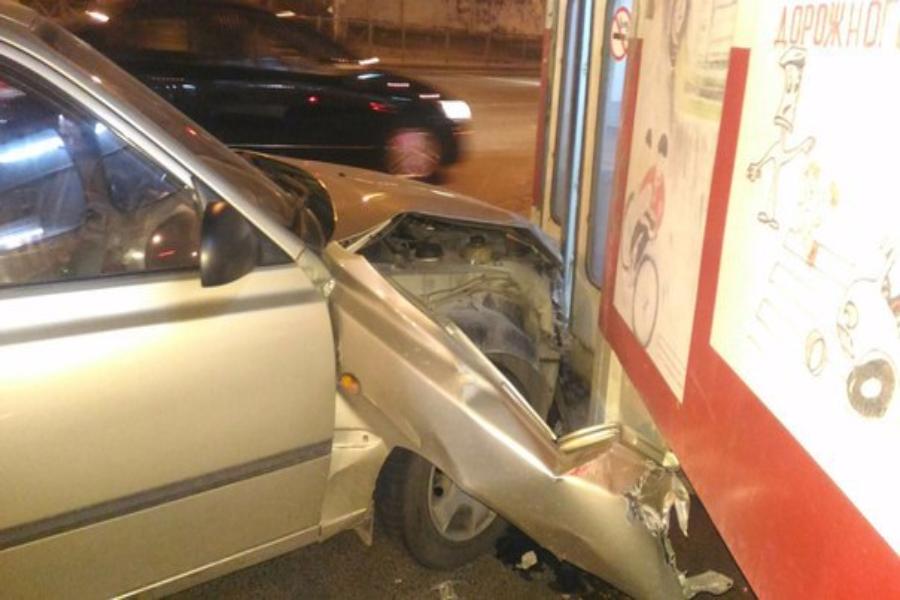 Водители: в Калининграде иномарка протаранила трамвай (фото)