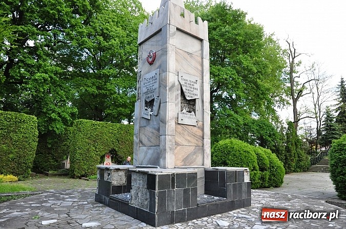 Польские СМИ: жители польских городов выступают против советских памятников (фото)