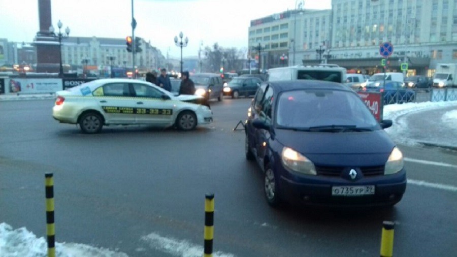 На пересечении ул. Гаражной и площади Победы столкнулись два автомобиля (фото)