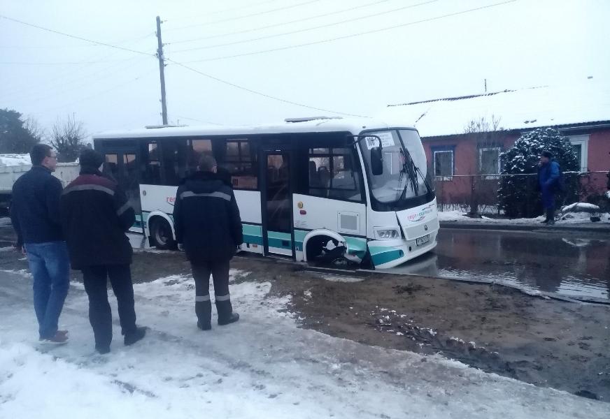 В Светлом в асфальте образовался провал, в него попал автобус (видео)