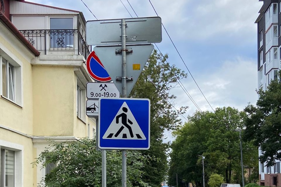 В Калининграде установили, переустановили, а затем убрали дорожные знаки